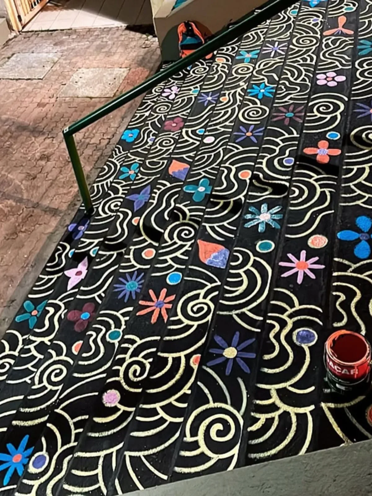 Mural em escada urbana homenagem a Eli Heil na Maratona Cultural 2024