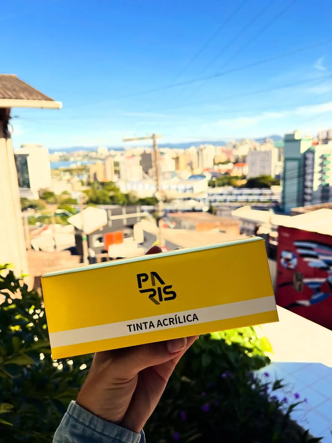 Caixa de tinta acrílica Paris do Brasil com Florianópolis ao fundo