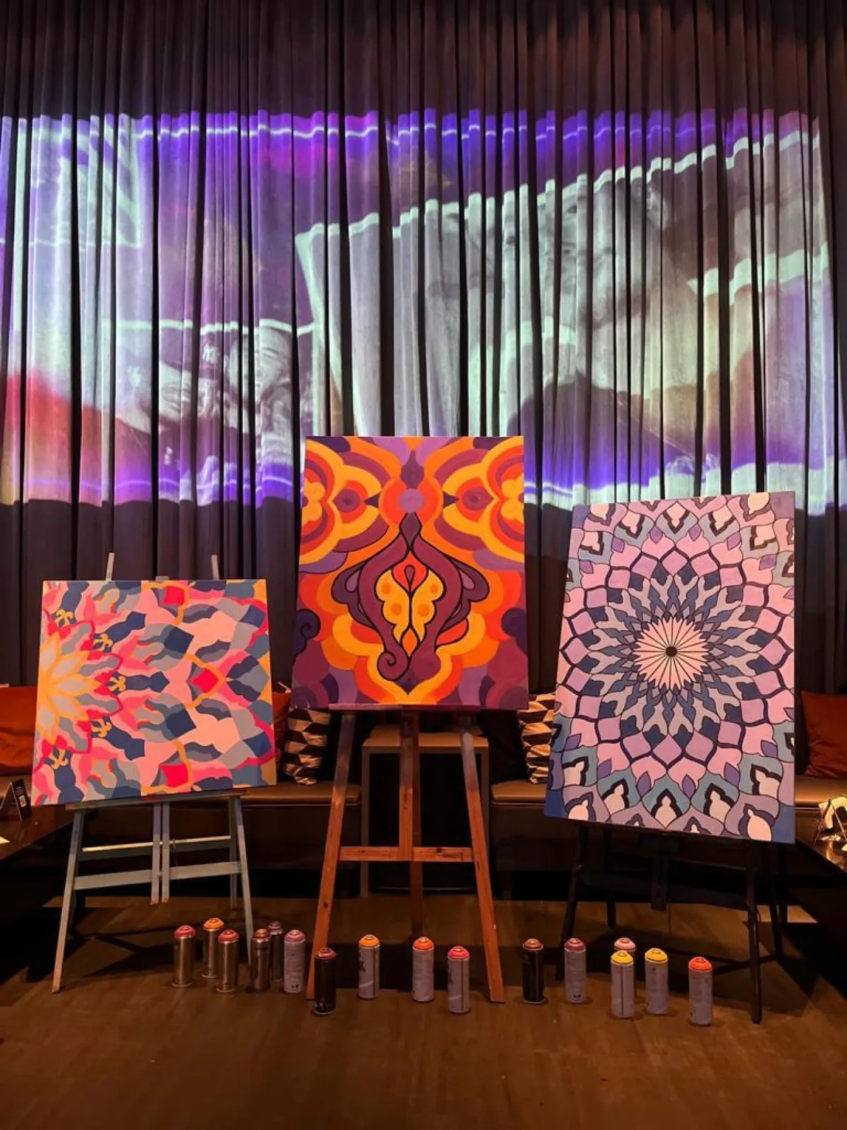 Exposição de telas abstratas em galeria